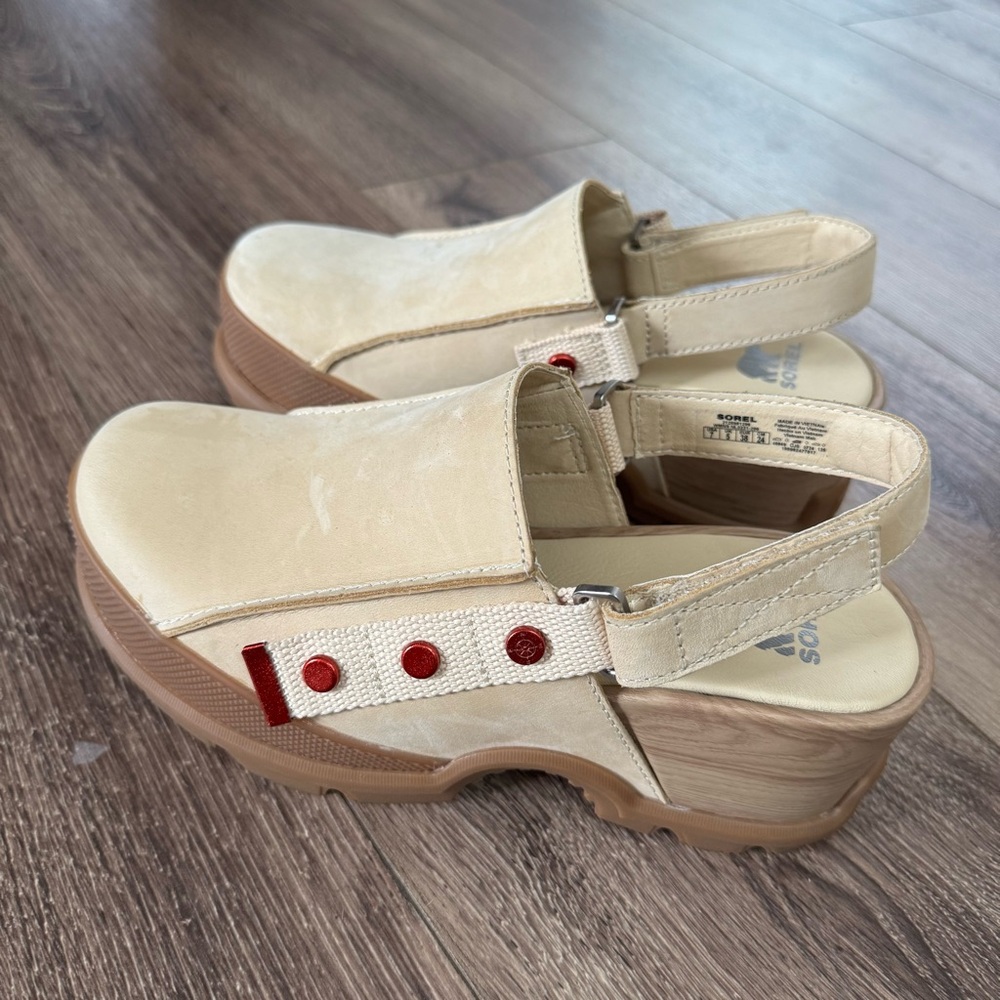NWOT Sorel Roam’n RBR Platform Clogs, Slingback Mule, Tan with Red Buttons - Picture 5 of 11